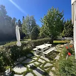 10 Person In Nyaraló *