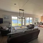 10 Person In Nyaraló