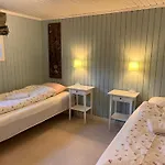 10 Person In Nyaraló *